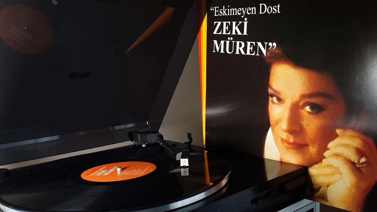 Sanat Güneşi Zeki Müren: Hayatı, Müziğe Katkıları ve Bilinmeyen Başarıları